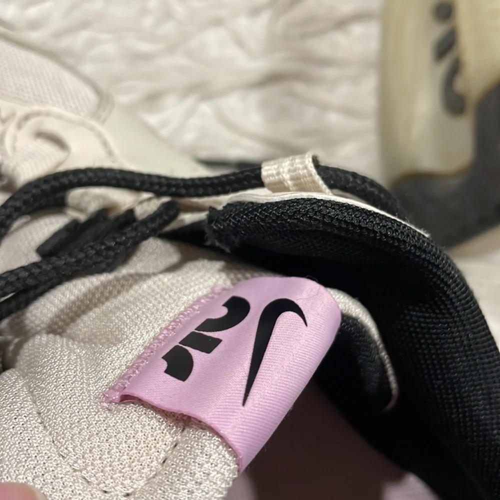 Nike Air Max Cream Gold Lace Up Verona Sneakers
